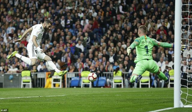 Real Madrid - Barcelona 0-1: Rakitic lập công, Real lại thua Barca