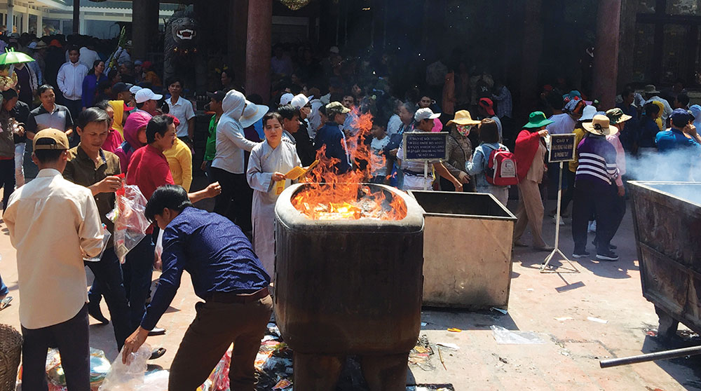 Nỗi khổ… đốt vàng mã!