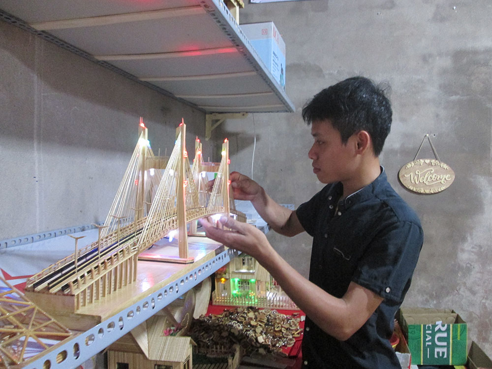 9X khởi nghiệp bằng... tăm tre