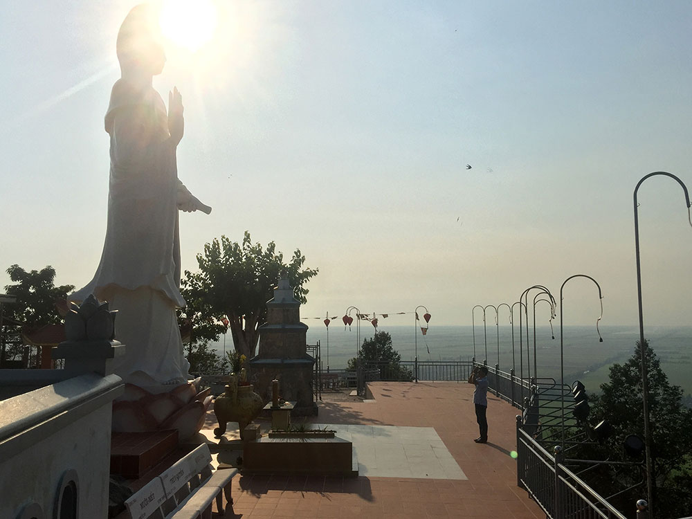 Cuối tuần, vãn cảnh núi Ba Thê