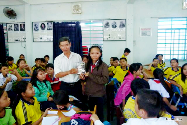 Người giữ dáng hình Tổ quốc qua những con tem