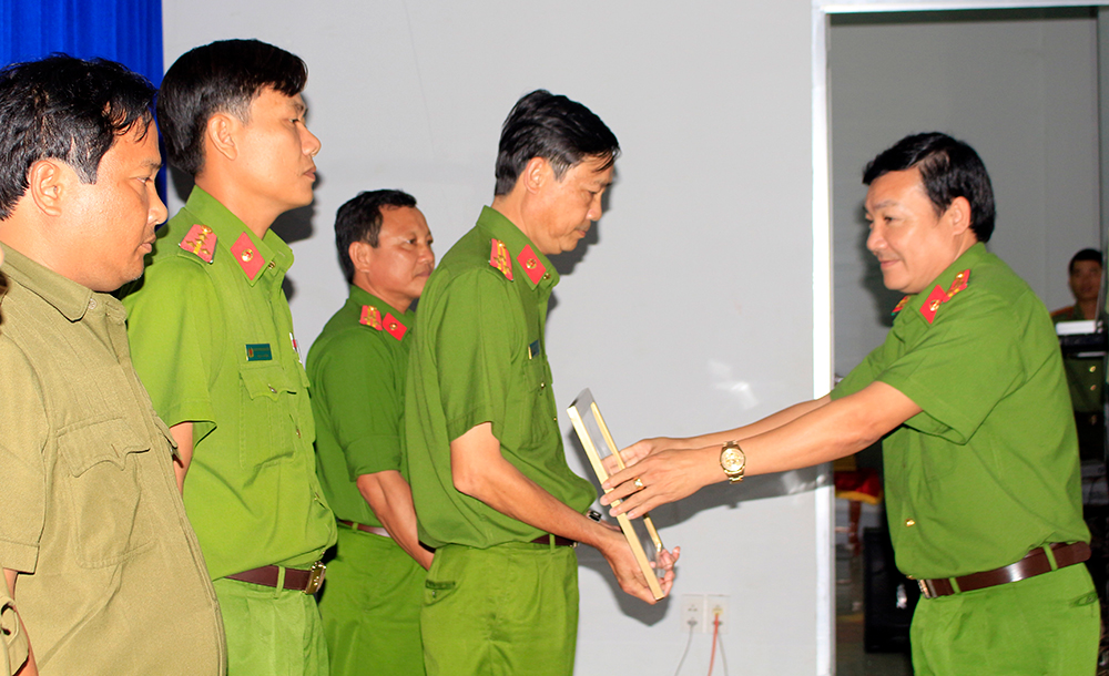 Lực lượng công an chung sức xây dựng nông thôn mới