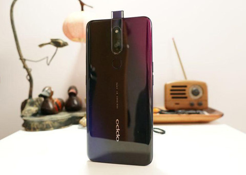 Cận cảnh Oppo F11 Pro dùng màn hình 'toàn cảnh'