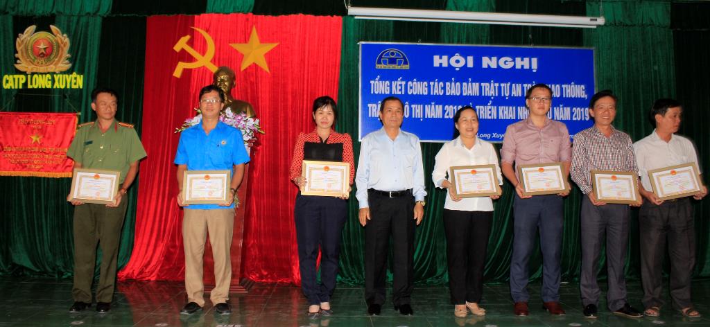 Lập lại trật tự đô thị, trật tự công cộng và kiềm chế tai nạn giao thông