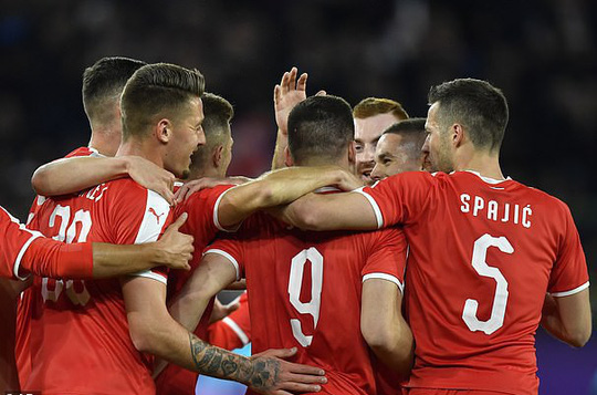"Xe tăng" Đức suýt tuột xích trước Serbia trên sân nhà