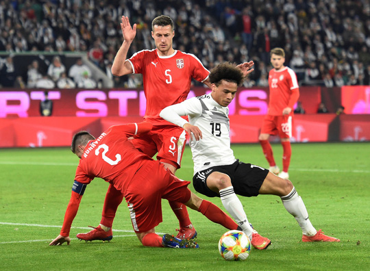 "Xe tăng" Đức suýt tuột xích trước Serbia trên sân nhà