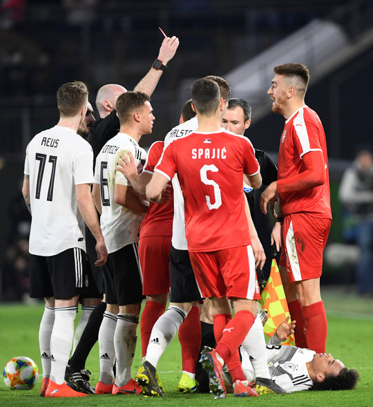 "Xe tăng" Đức suýt tuột xích trước Serbia trên sân nhà
