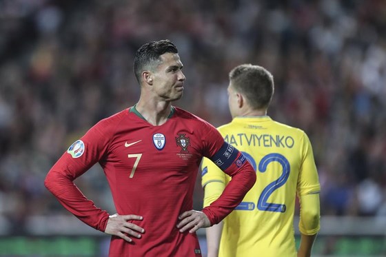 Bồ Đào Nha – Ucraina 0-0: Ronaldo giận dữ rời sân, Shevchenko hài lòng