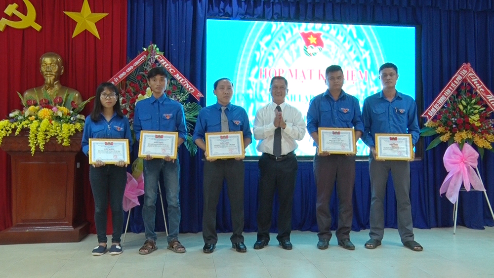Huyện đoàn Phú Tân tuyên dương 3 tập thể và 5 nhân cá nhân tiêu biểu học tập, làm theo Bác Huyện đoàn Phú Tân tuyên dương 3 tập thể và 5 nhân cá nhân tiêu biểu học tập, làm theo Bác