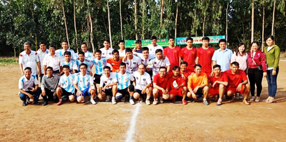 Hấp dẫn sân chơi bóng đá cho nông dân