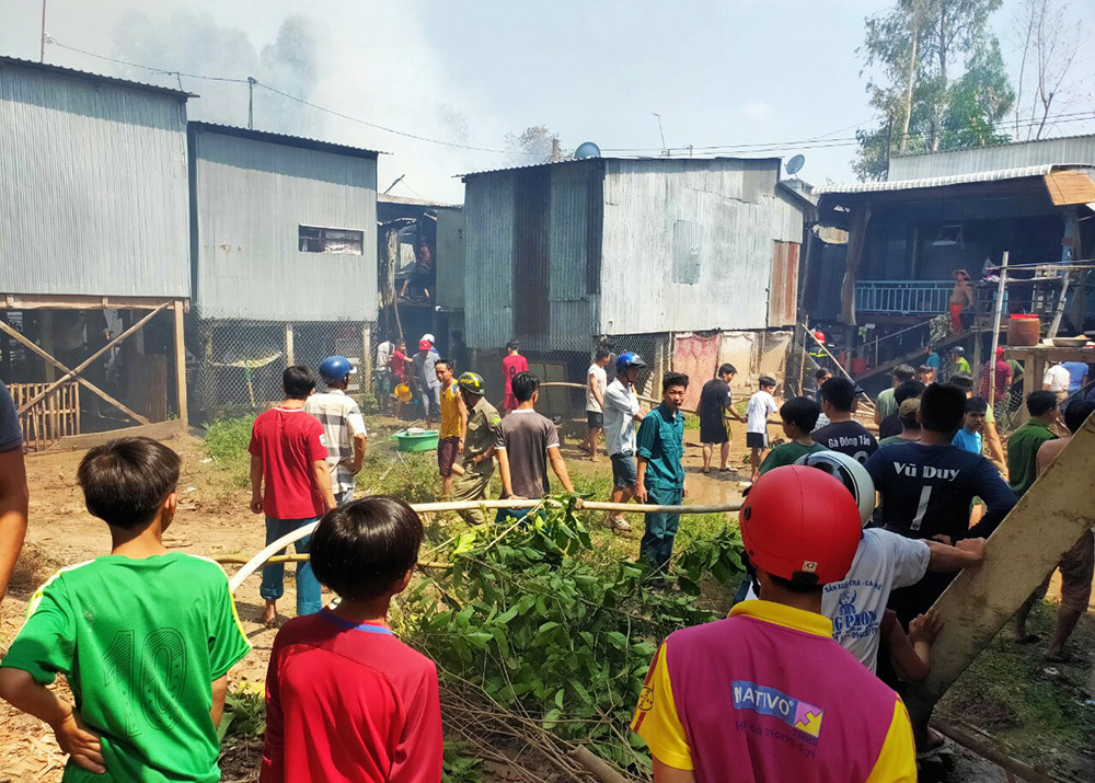 Cháy 13 căn nhà ở An Phú