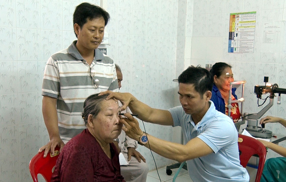 114 bệnh nhân nghèo Phú Tân được mổ mắt miễn phí