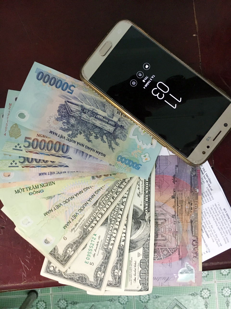 Đợi chủ nhà đi ngủ để lấy trộm