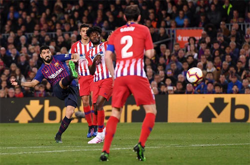 Thắng Atletico, Barca chạm một tay vào La Liga