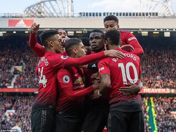 Paul Pogba lập cú đúp, M.U khiến cuộc đua tốp 4 'rực lửa'