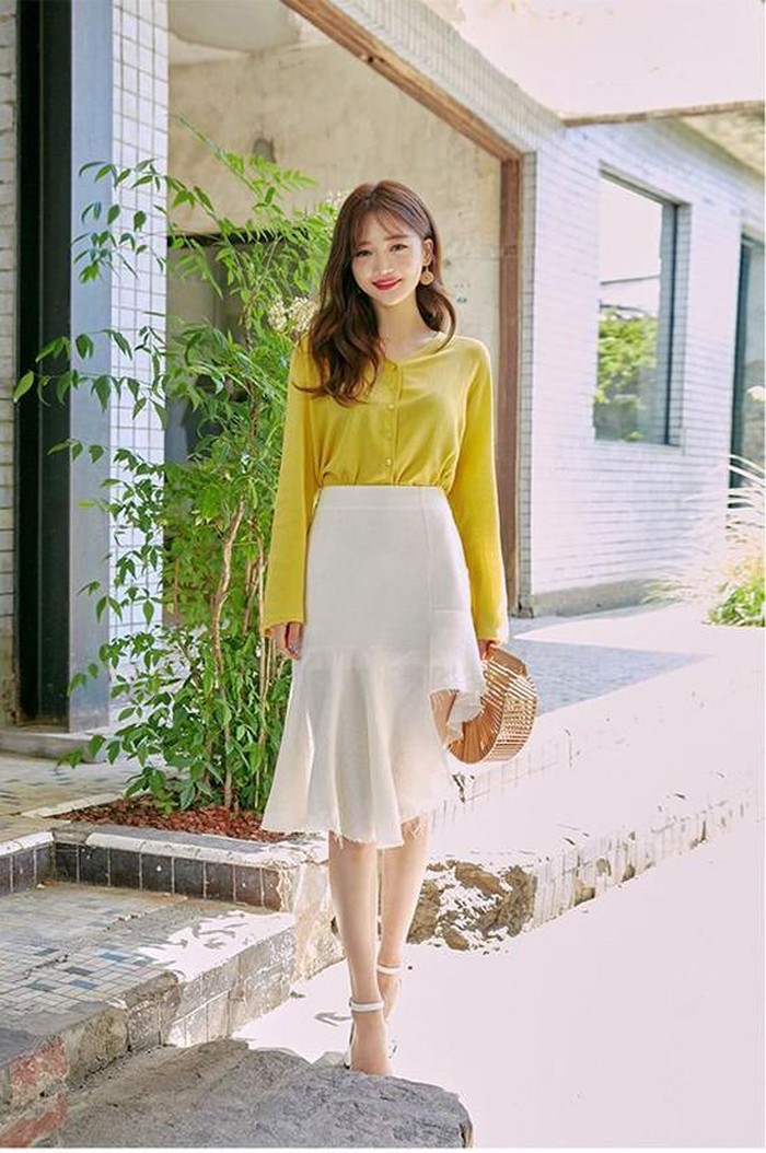Các mẫu áo thoáng mát kết hợp chân váy cho ngày thứ ba dịu dàng