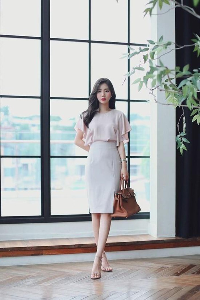 Các mẫu áo thoáng mát kết hợp chân váy cho ngày thứ ba dịu dàng