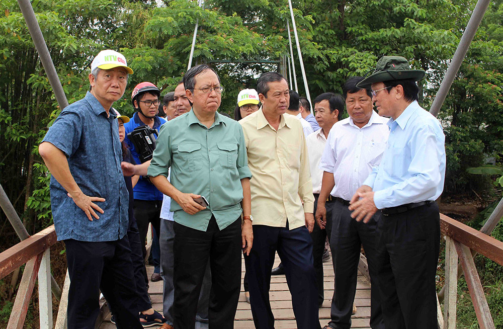 Nguyên Chủ tịch nước Trương Tấn Sang cùng Tạp chí Nông thôn Việt vận động các nhà tài trợ xây dựng 10 cây cầu nông thôn ở Tân Châu