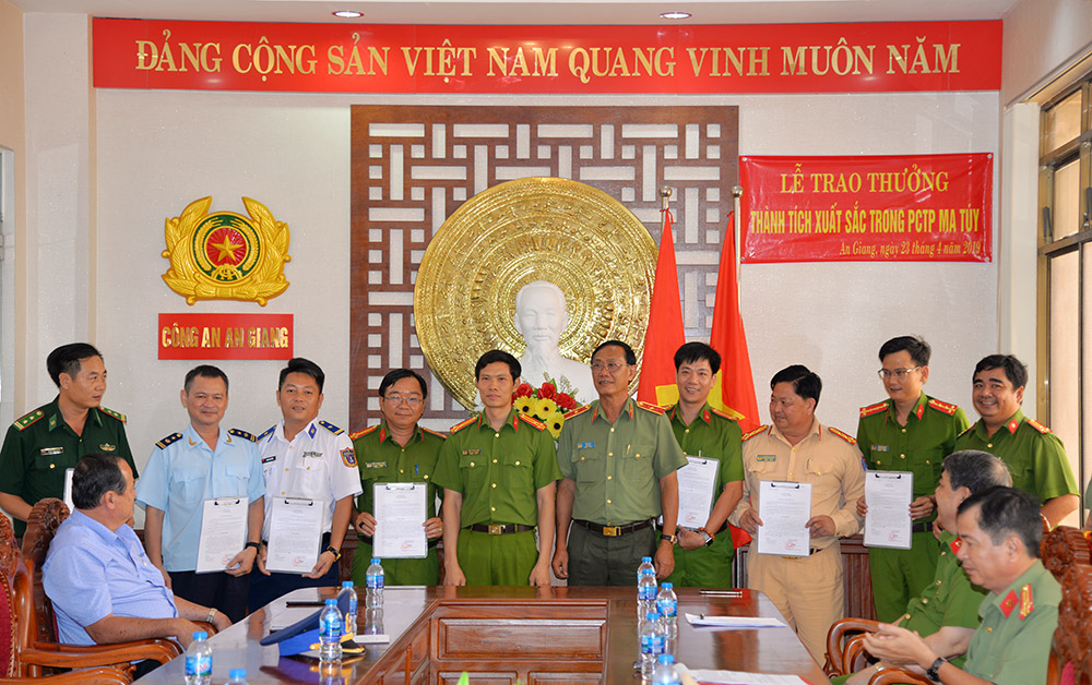 Khen thưởng đột xuất Ban Chuyên án 419N, bắt hơn 30kg ma túy tổng hợp