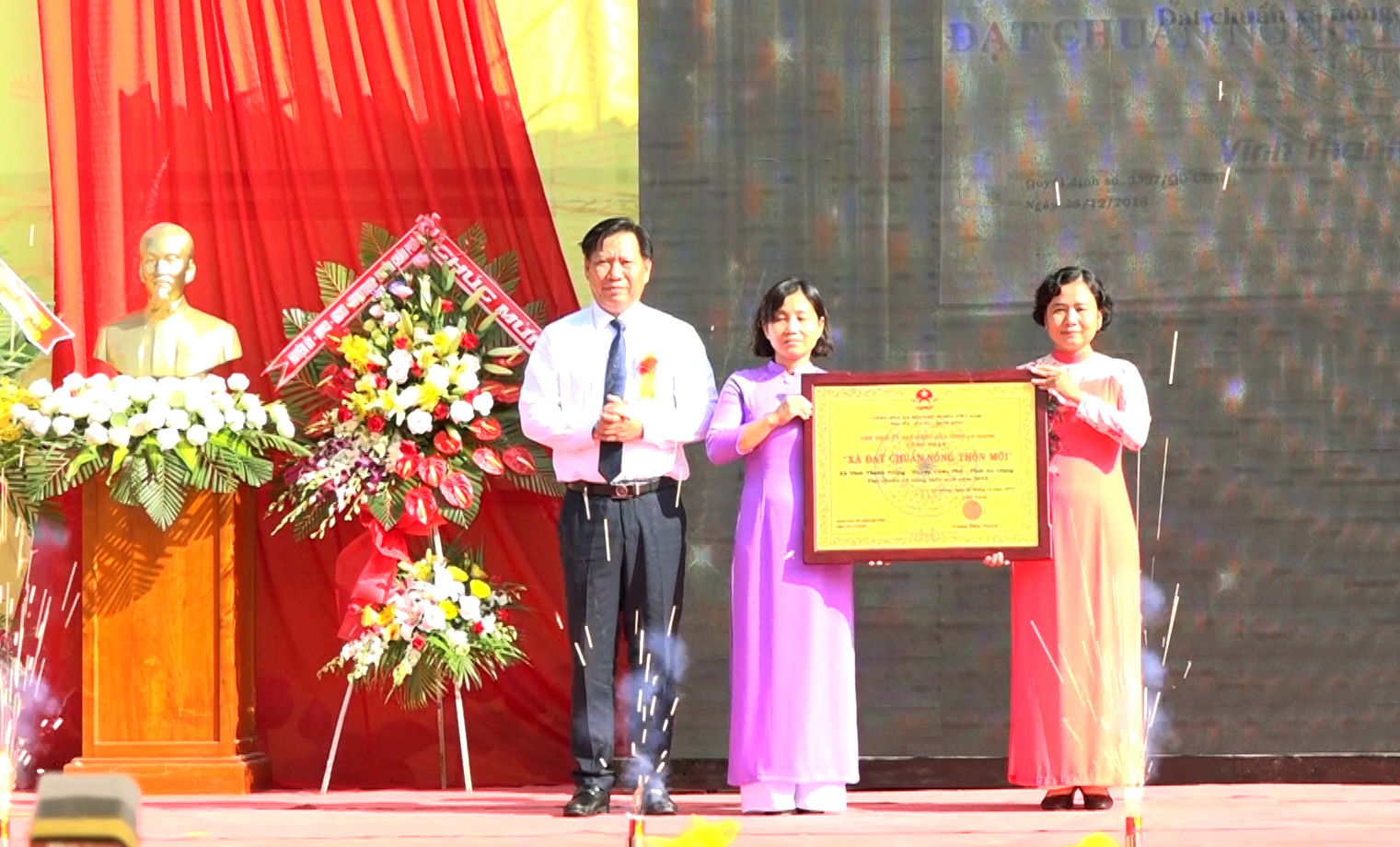 Vĩnh Thạnh Trung đón bằng công nhận xã đạt chuẩn nông thôn mới