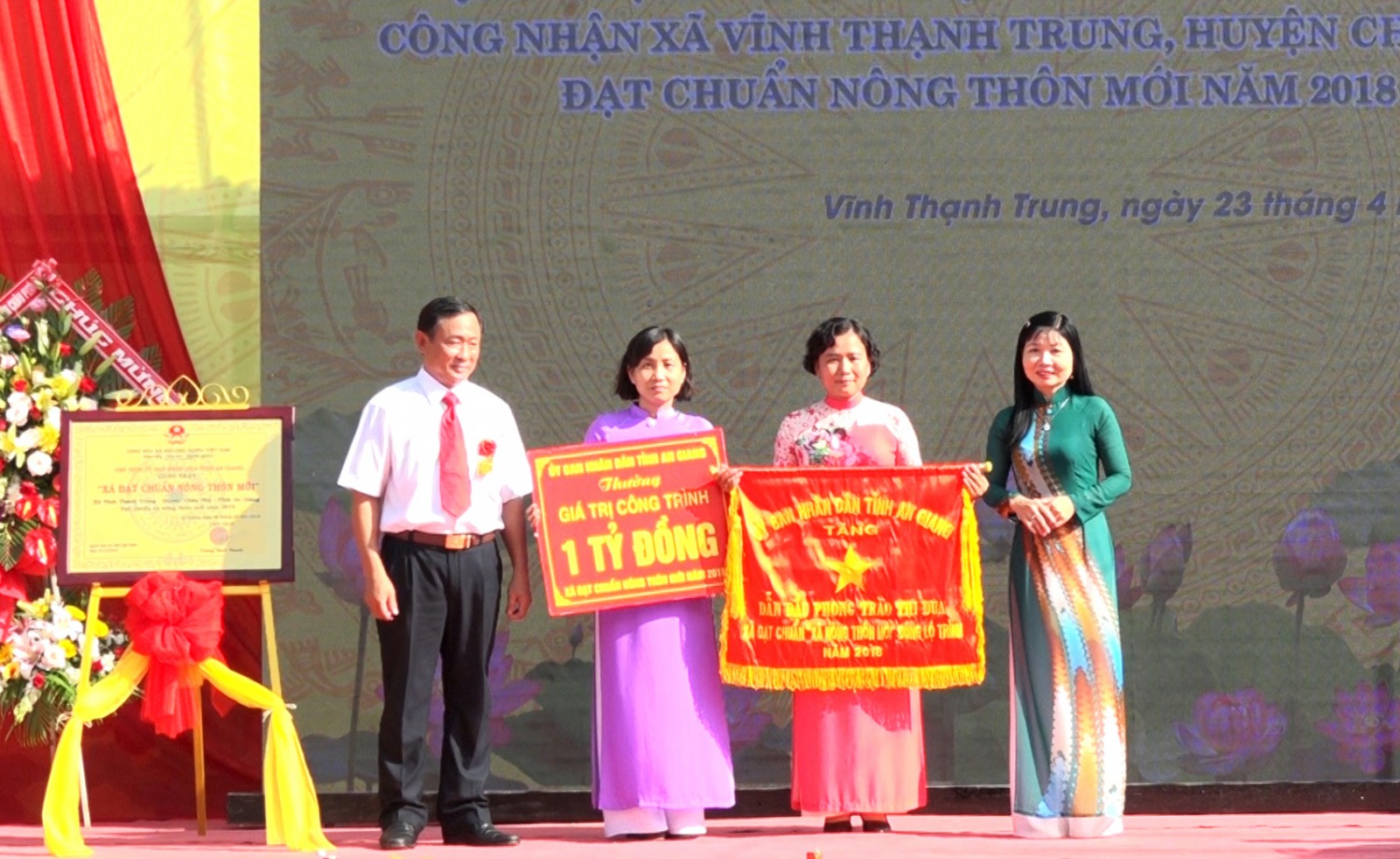 Vĩnh Thạnh Trung đón bằng công nhận xã đạt chuẩn nông thôn mới