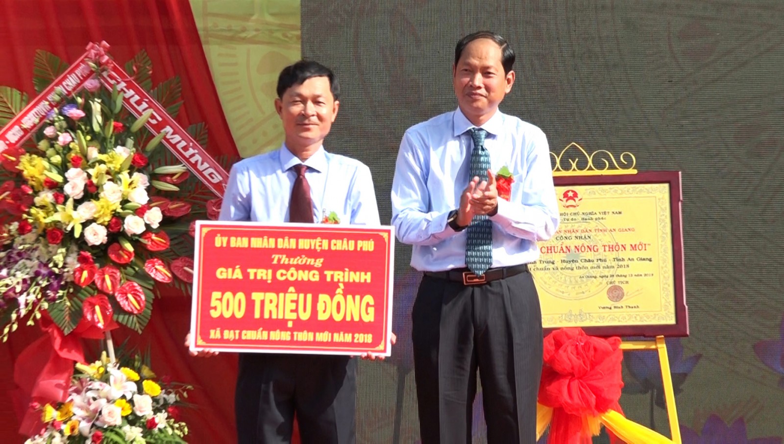 Vĩnh Thạnh Trung đón bằng công nhận xã đạt chuẩn nông thôn mới
