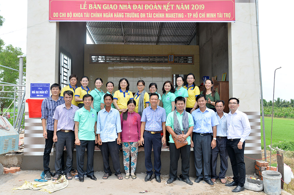 Trao nhà Đại đoàn kết cho hộ cận nghèo xã Vĩnh Lợi