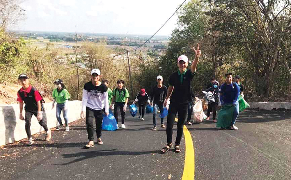 Cùng nhặt rác bảo vệ môi trường Cùng nhặt rác bảo vệ môi trường