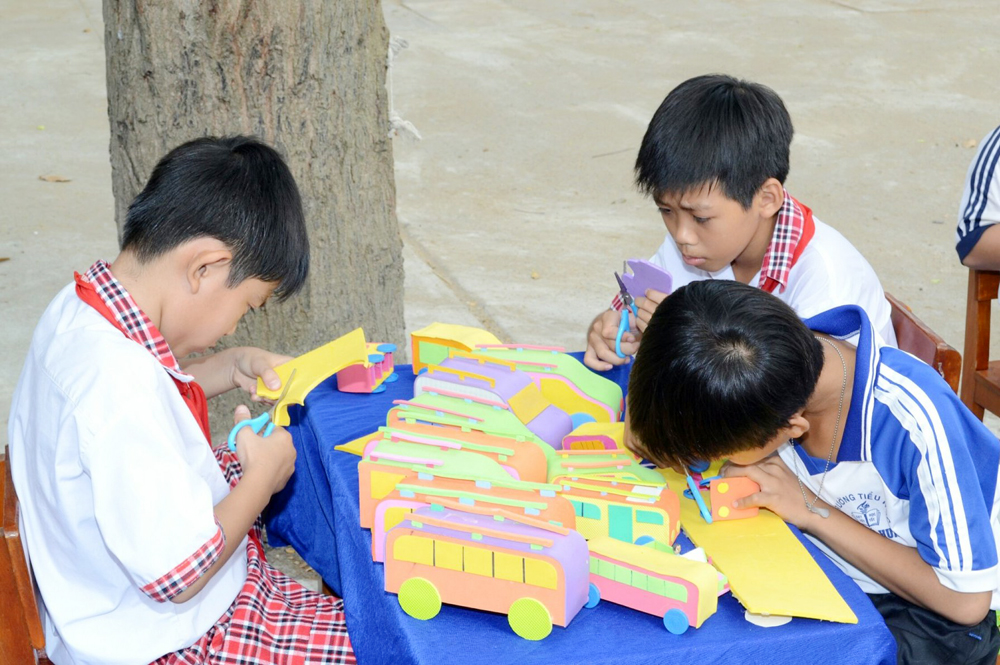 Học sinh Phú Tân hào hứng với hoạt động trải nghiệm sáng tạo