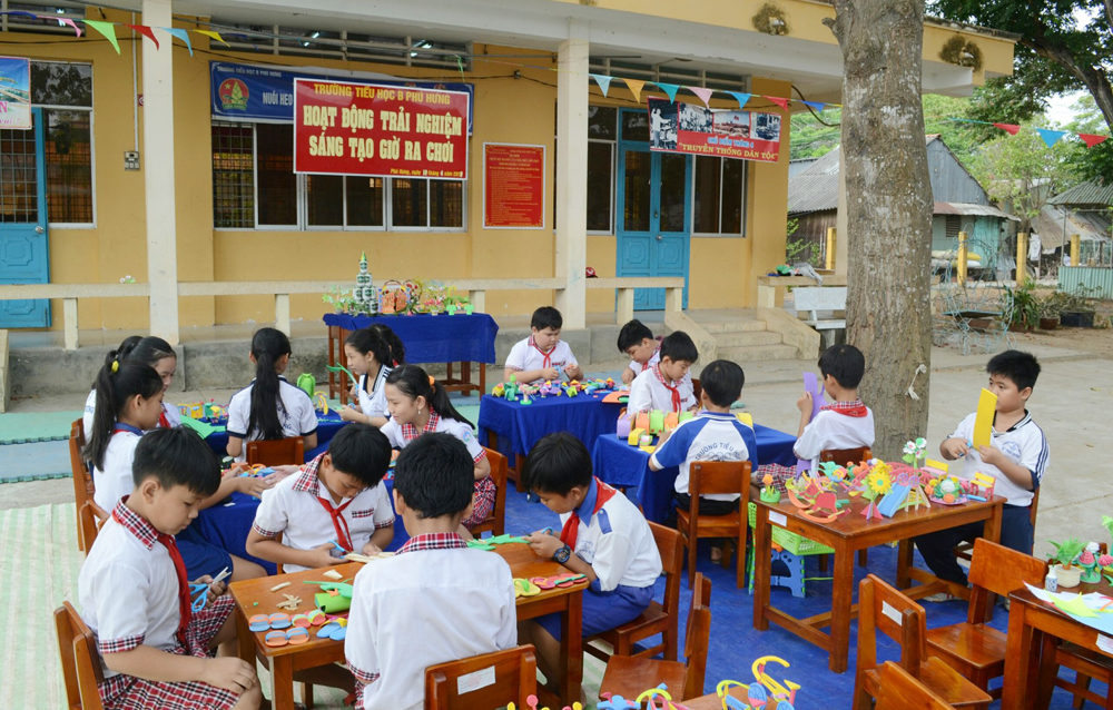 Học sinh Phú Tân hào hứng với hoạt động trải nghiệm sáng tạo