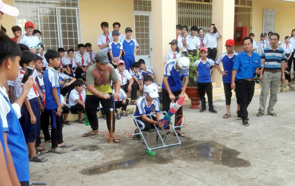 Học sinh Phú Tân hào hứng với hoạt động trải nghiệm sáng tạo