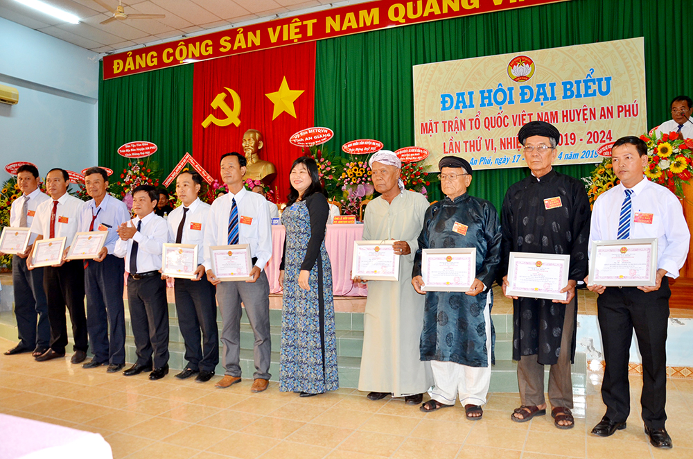 Gương sáng vận động đồng bào xây dựng quê hương