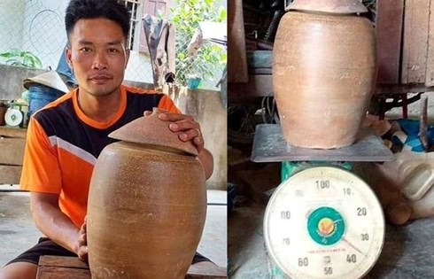 Một người dân Nghệ An phát hiện hũ tiền cổ nặng 36 kg khi đào móng nhà