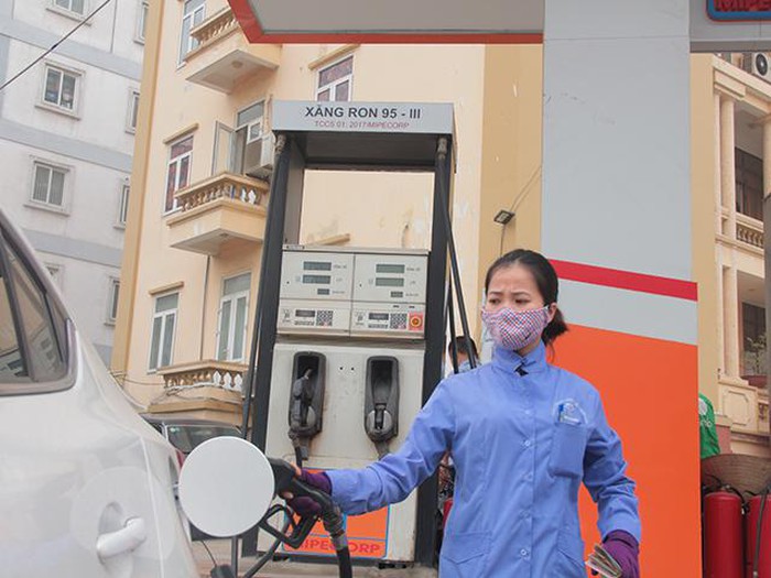16h chiều nay: Giá xăng dầu tăng gần 1000 đồng/lít, tăng kì thứ ba liên tiếp