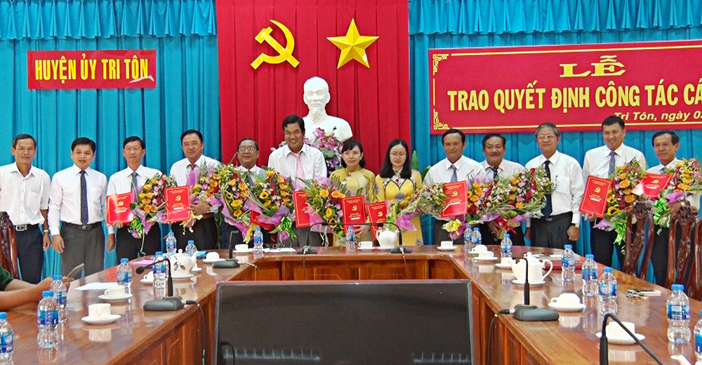 Tri Tôn trao quyết định điều động, bổ nhiệm cán bộ