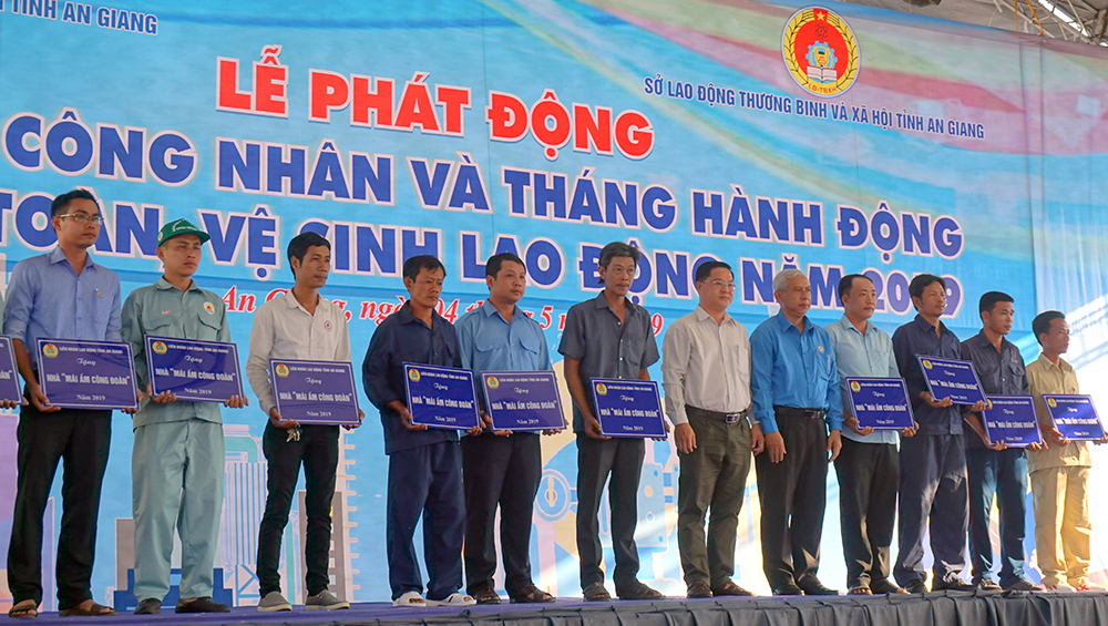 Tháng Công nhân 2019: “Mỗi Công đoàn cơ sở - Một lợi ích đoàn viên” Tháng Công nhân 2019: “Mỗi Công đoàn cơ sở - Một lợi ích đoàn viên”