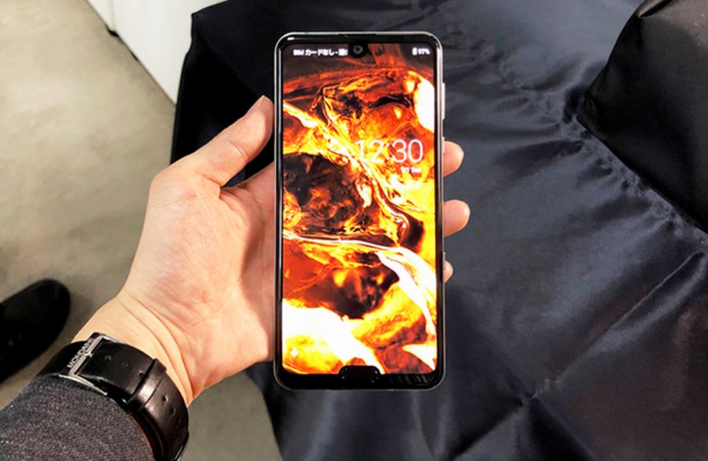 Sharp Aquos R3 có màn hình gồm cả giọt nước và tai thỏ