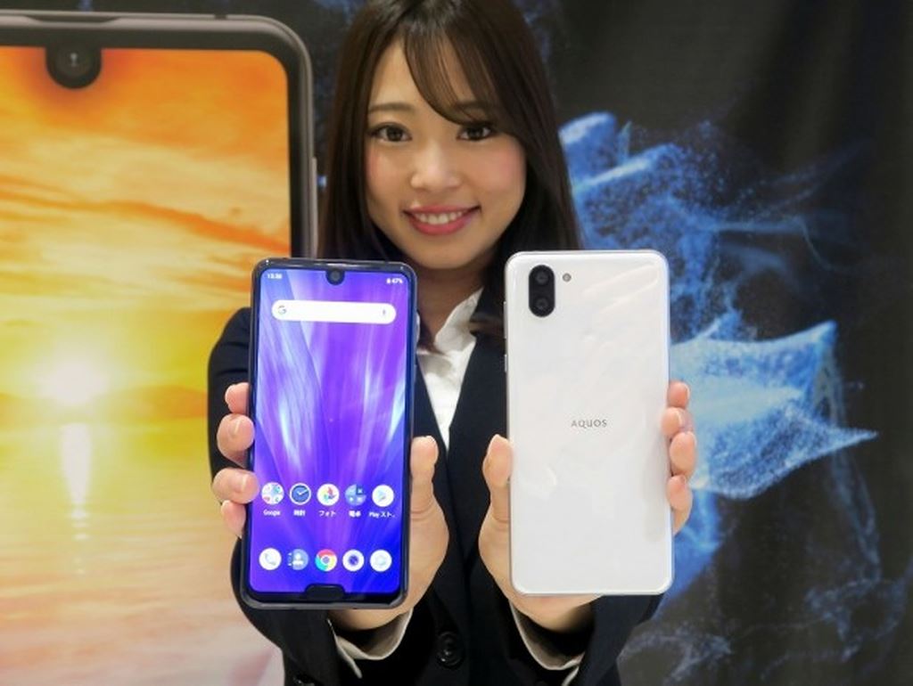 Sharp Aquos R3 có màn hình gồm cả giọt nước và tai thỏ
