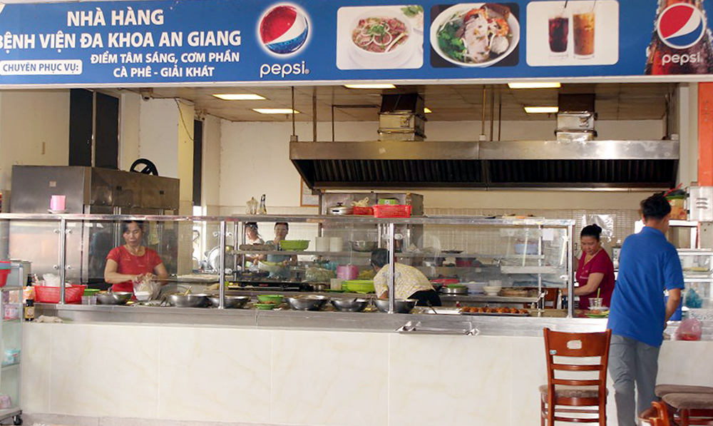 Bệnh viện Đa khoa Trung tâm An Giang: Vì sao căn-tin phục vụ ăn trưa cho bác sĩ, nhân viên trực?