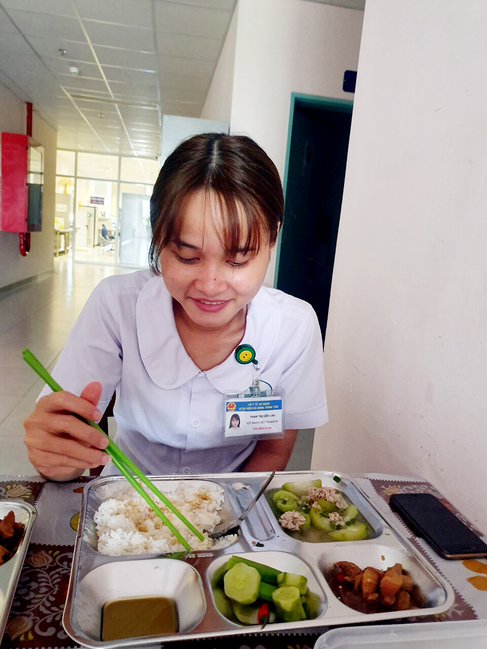 Bệnh viện Đa khoa Trung tâm An Giang: Vì sao căn-tin phục vụ ăn trưa cho bác sĩ, nhân viên trực?