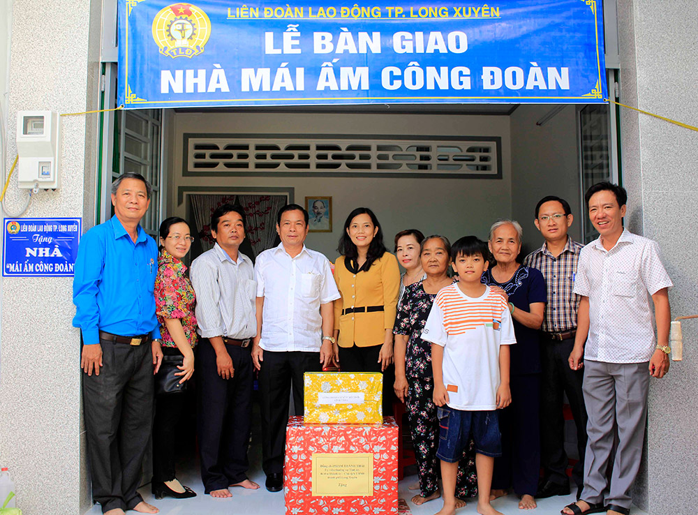 TP. Long Xuyên trao 4 căn nhà và khánh thành Trạm Y tế phường Mỹ Thới