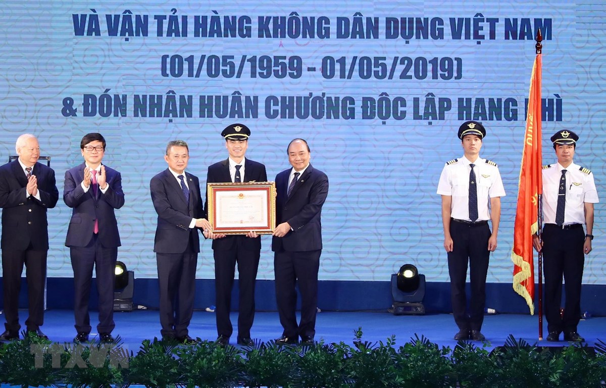 Thủ tướng Nguyễn Xuân Phúc dự Lễ kỷ niệm 60 năm thành lập Đoàn bay 919