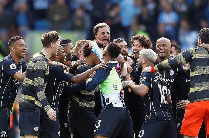 Man City vô địch, số phận quá nghiệt ngã với Liverpool