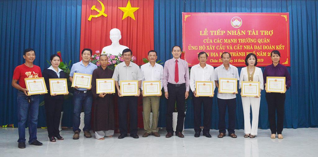 Tiếp nhận nhà Đại đoàn kết và cầu nông thôn tại TP. Châu Đốc