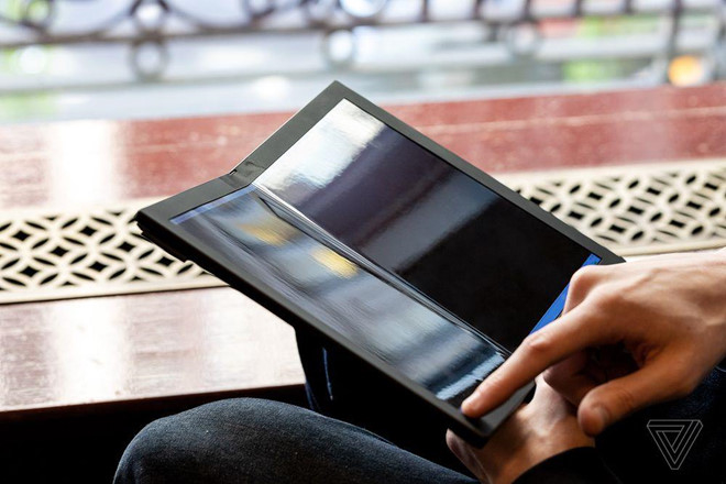 Khi nào mới có laptop màn hình gập đầu tiên trên thế giới?