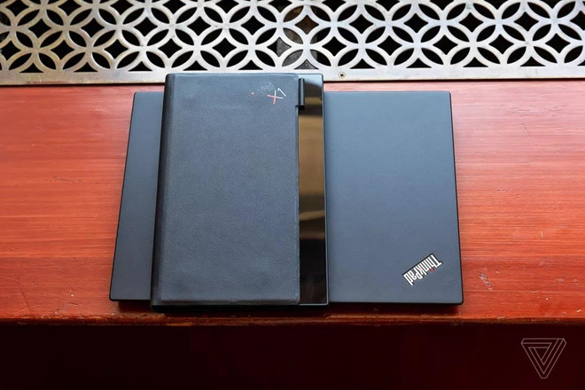 Khi nào mới có laptop màn hình gập đầu tiên trên thế giới?