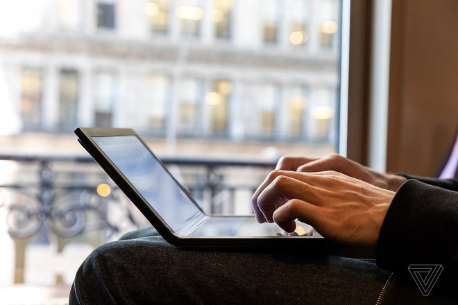 Khi nào mới có laptop màn hình gập đầu tiên trên thế giới?