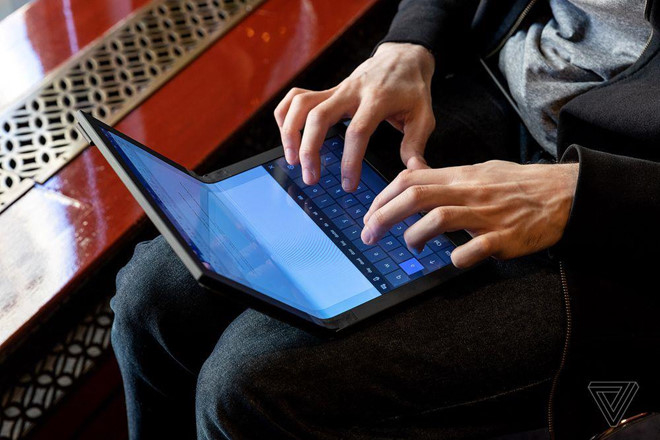 Khi nào mới có laptop màn hình gập đầu tiên trên thế giới?