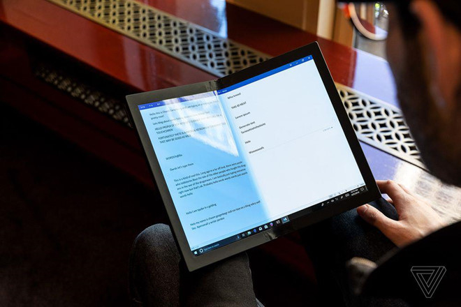 Khi nào mới có laptop màn hình gập đầu tiên trên thế giới?