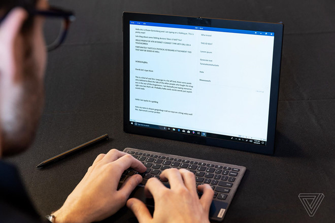 Khi nào mới có laptop màn hình gập đầu tiên trên thế giới?